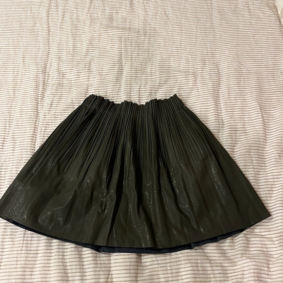 NWT Anthropologie Moss Green Ellene Faux Leather Pleated Skort - Picture 2 of 4